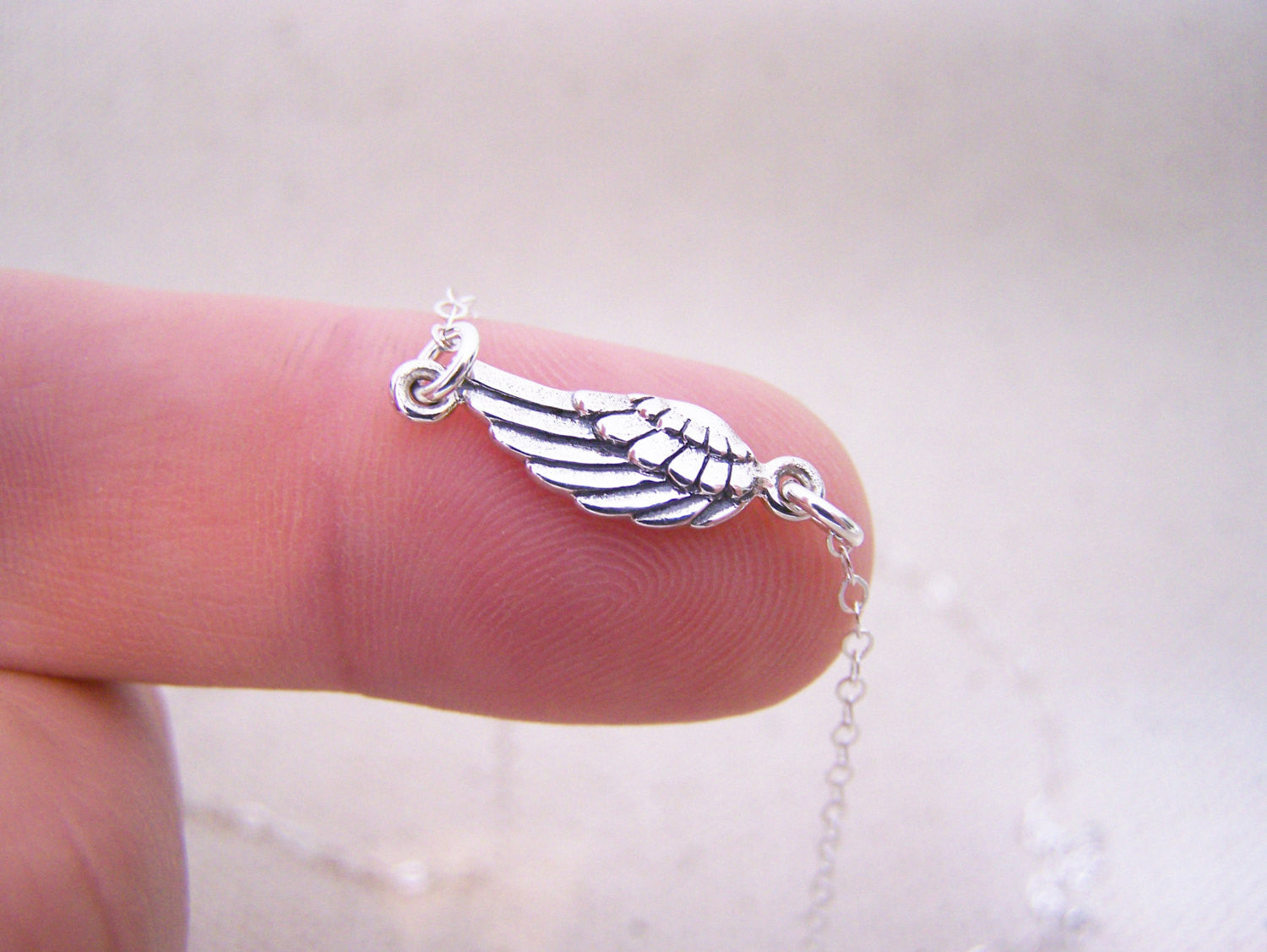 Collier délicat en argent sterling avec aile d'ange – Bijou commémoratif simple et cadeau de souvenir