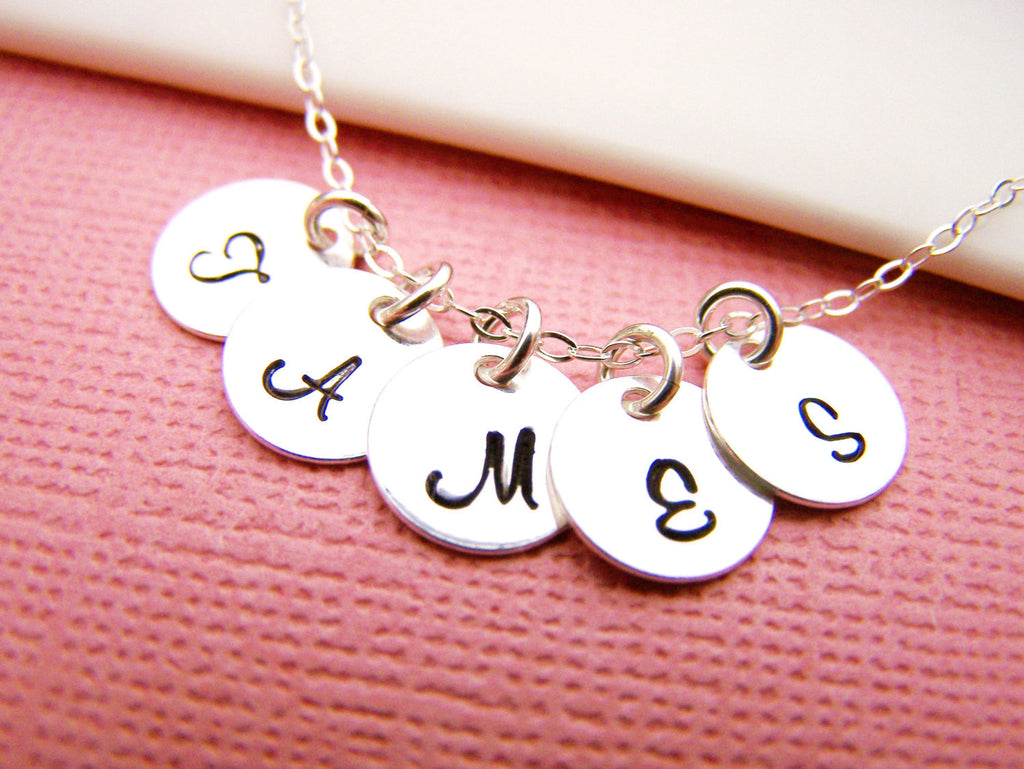 Mini collier initial - Collier initial en argent sterling estampé à la main