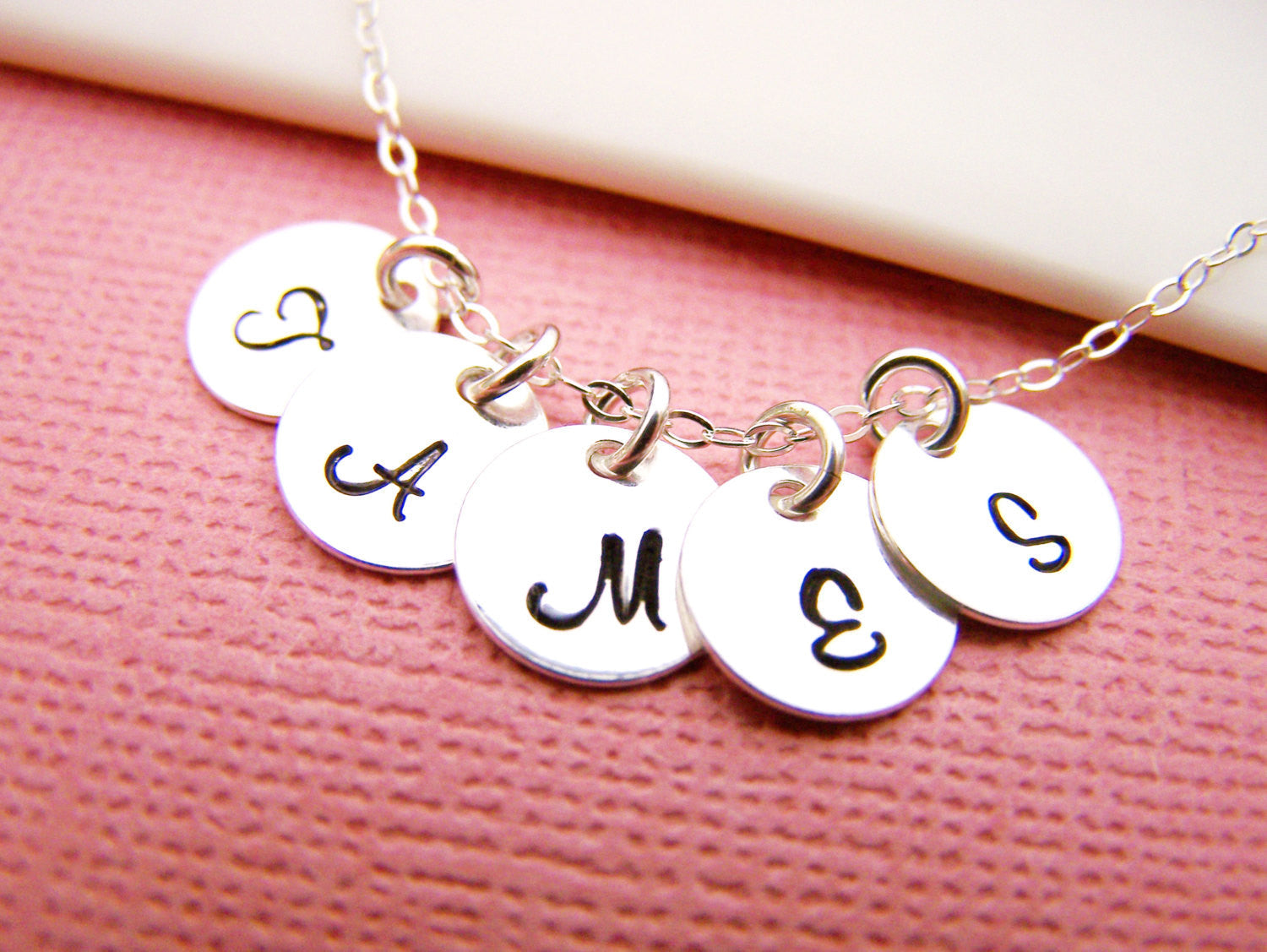 Mini collier initial - Collier initial en argent sterling estampé à la main
