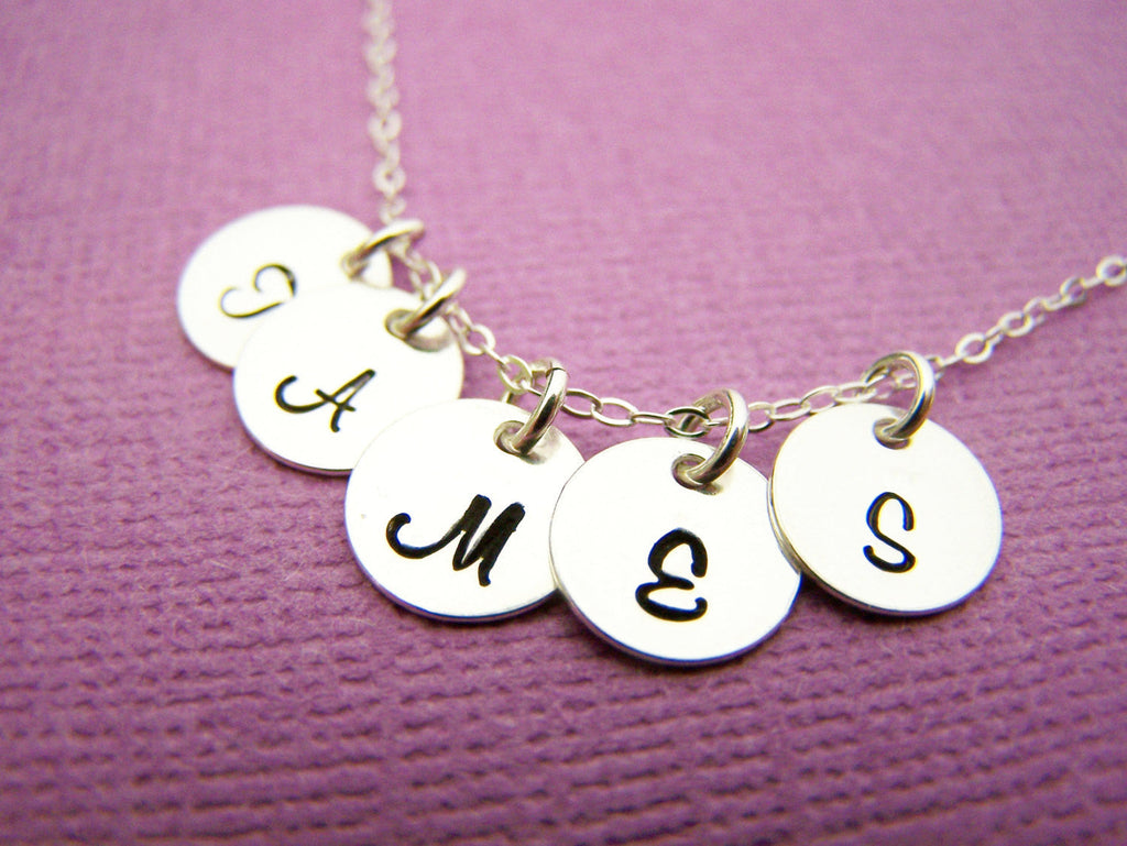 Mini collier initial - Collier initial en argent sterling estampé à la main