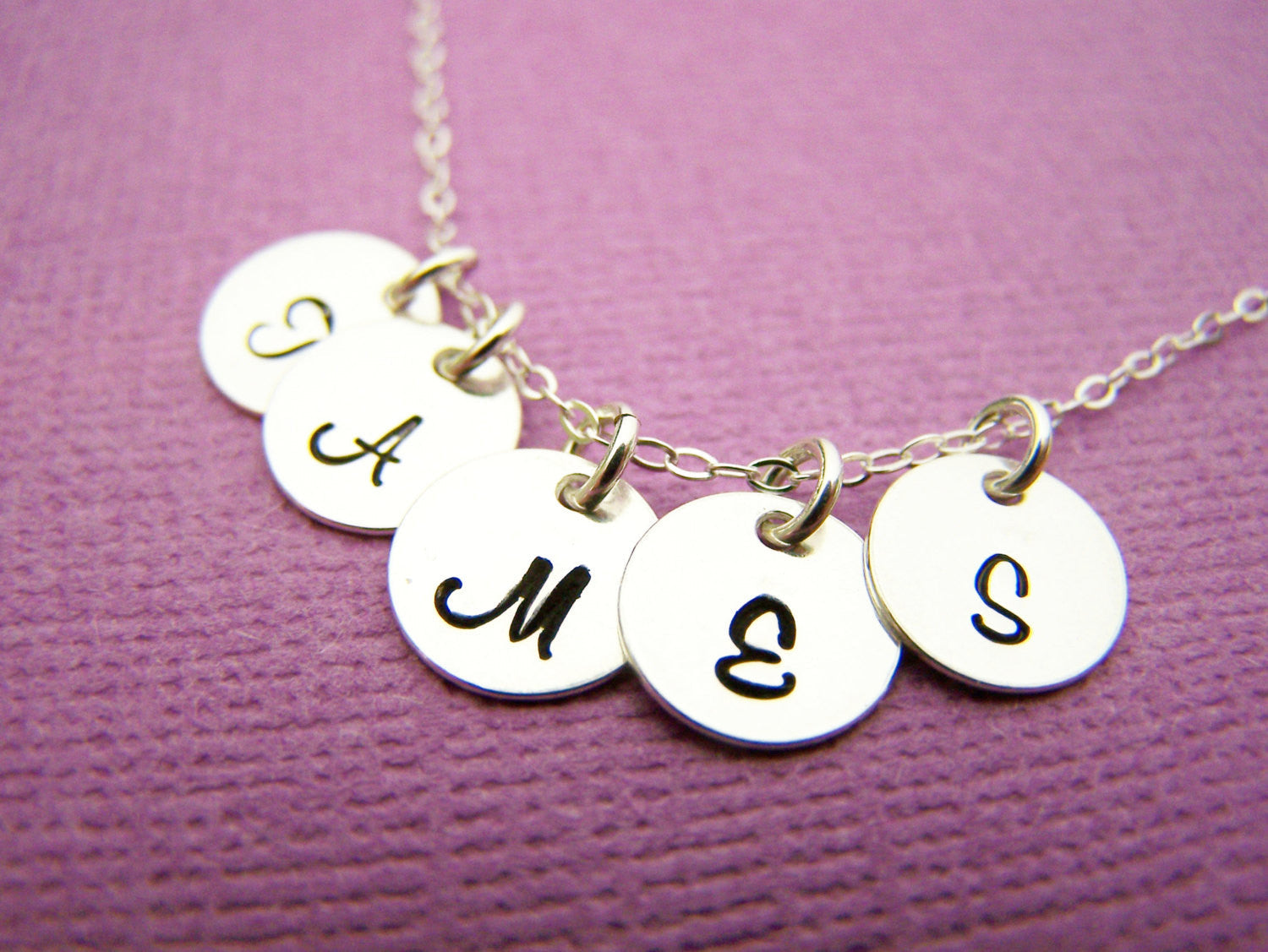 Mini collier initial - Collier initial en argent sterling estampé à la main