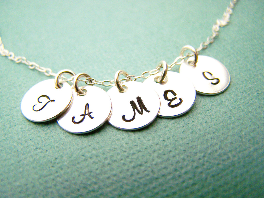 Mini collier initial - Collier initial en argent sterling estampé à la main