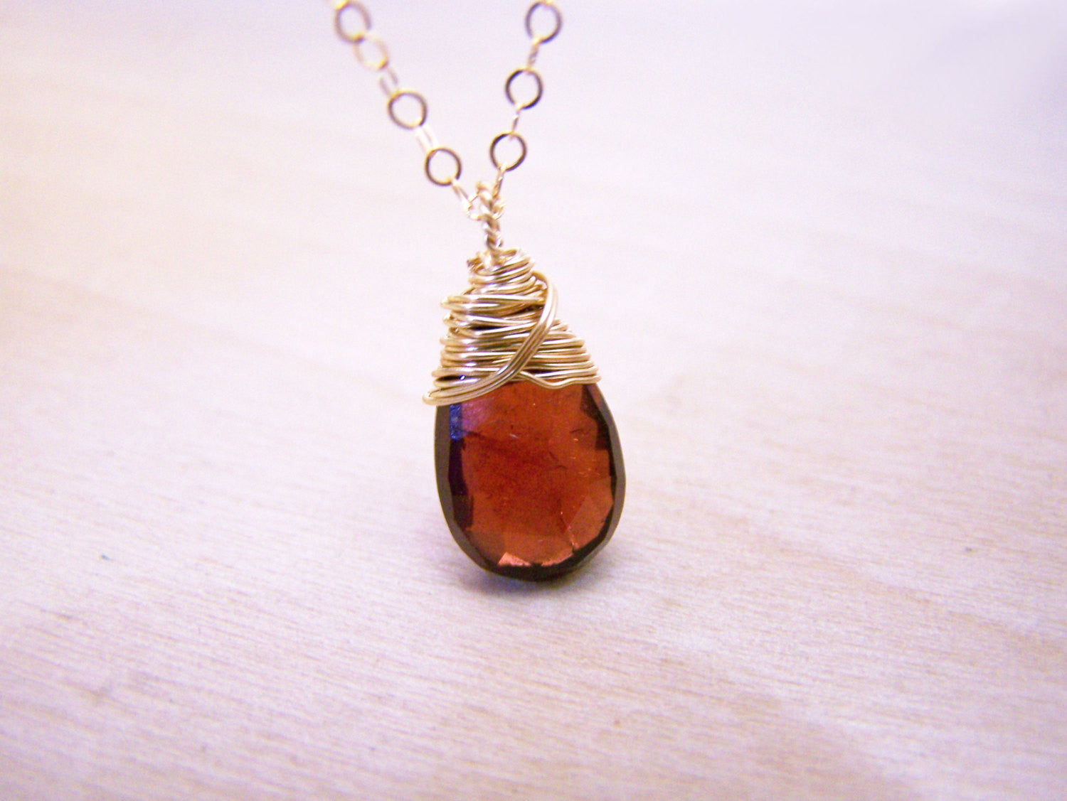 Collier Pendentif Goutte Briolette en Grenat avec Fil enroulé