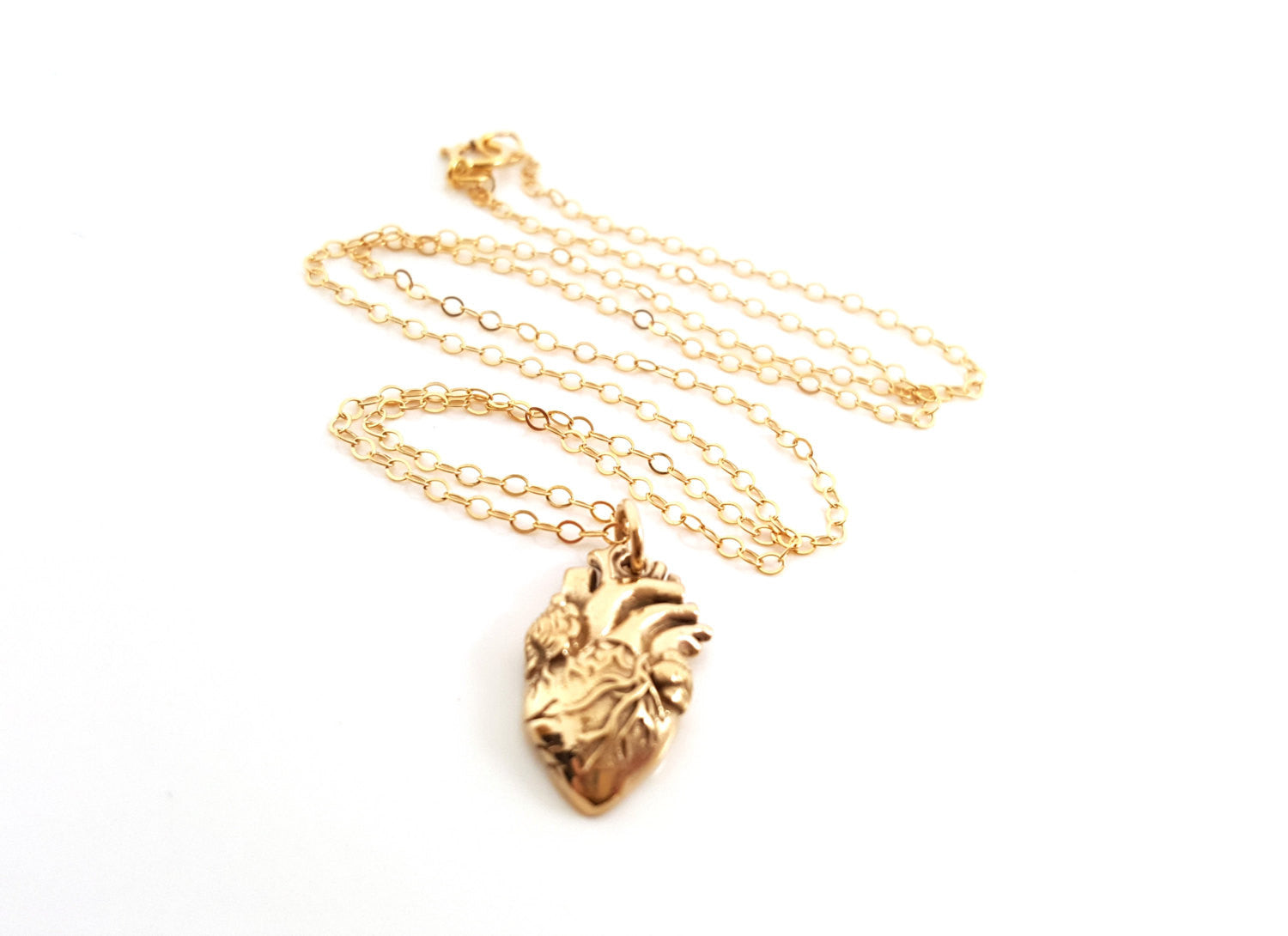 Collier en plaqué or 14 carats avec pendentif cœur anatomique