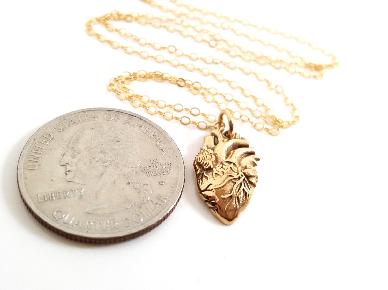 Collier en plaqué or 14 carats avec pendentif cœur anatomique
