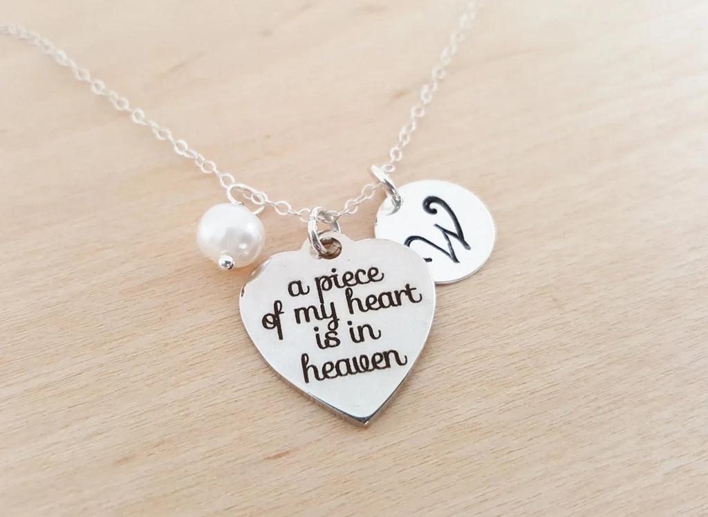Collier commémoratif personnalisé – Breloque « Une partie de mon cœur est au paradis » avec pierre de naissance et initiale Swarovski | Cadeau en argent sterling pour elle