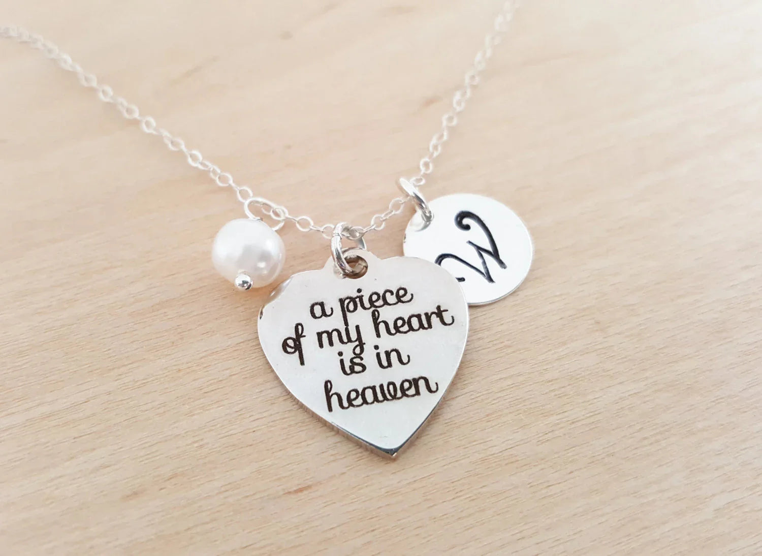 Collier commémoratif personnalisé – Breloque « Une partie de mon cœur est au paradis » avec pierre de naissance et initiale Swarovski | Cadeau en argent sterling pour elle