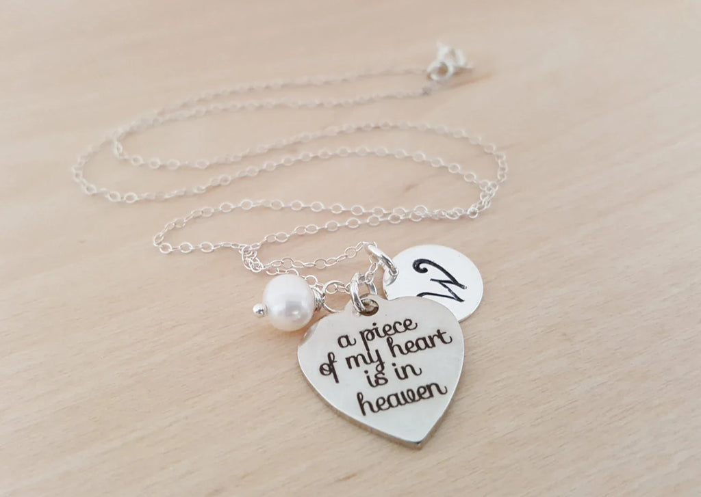 Collier commémoratif personnalisé – Breloque « Une partie de mon cœur est au paradis » avec pierre de naissance et initiale Swarovski | Cadeau en argent sterling pour elle