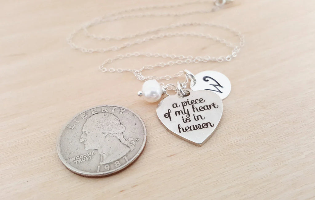 Collier commémoratif personnalisé – Breloque « Une partie de mon cœur est au paradis » avec pierre de naissance et initiale Swarovski | Cadeau en argent sterling pour elle
