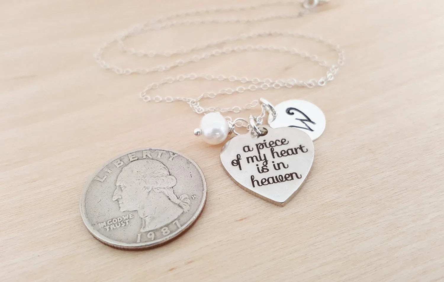 Collier commémoratif personnalisé – Breloque « Une partie de mon cœur est au paradis » avec pierre de naissance et initiale Swarovski | Cadeau en argent sterling pour elle
