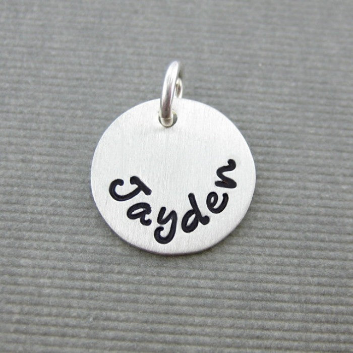 Ajoutez une breloque avec nom ou date estampillé à la main - Breloque ronde en argent sterling de 1/2 pouce