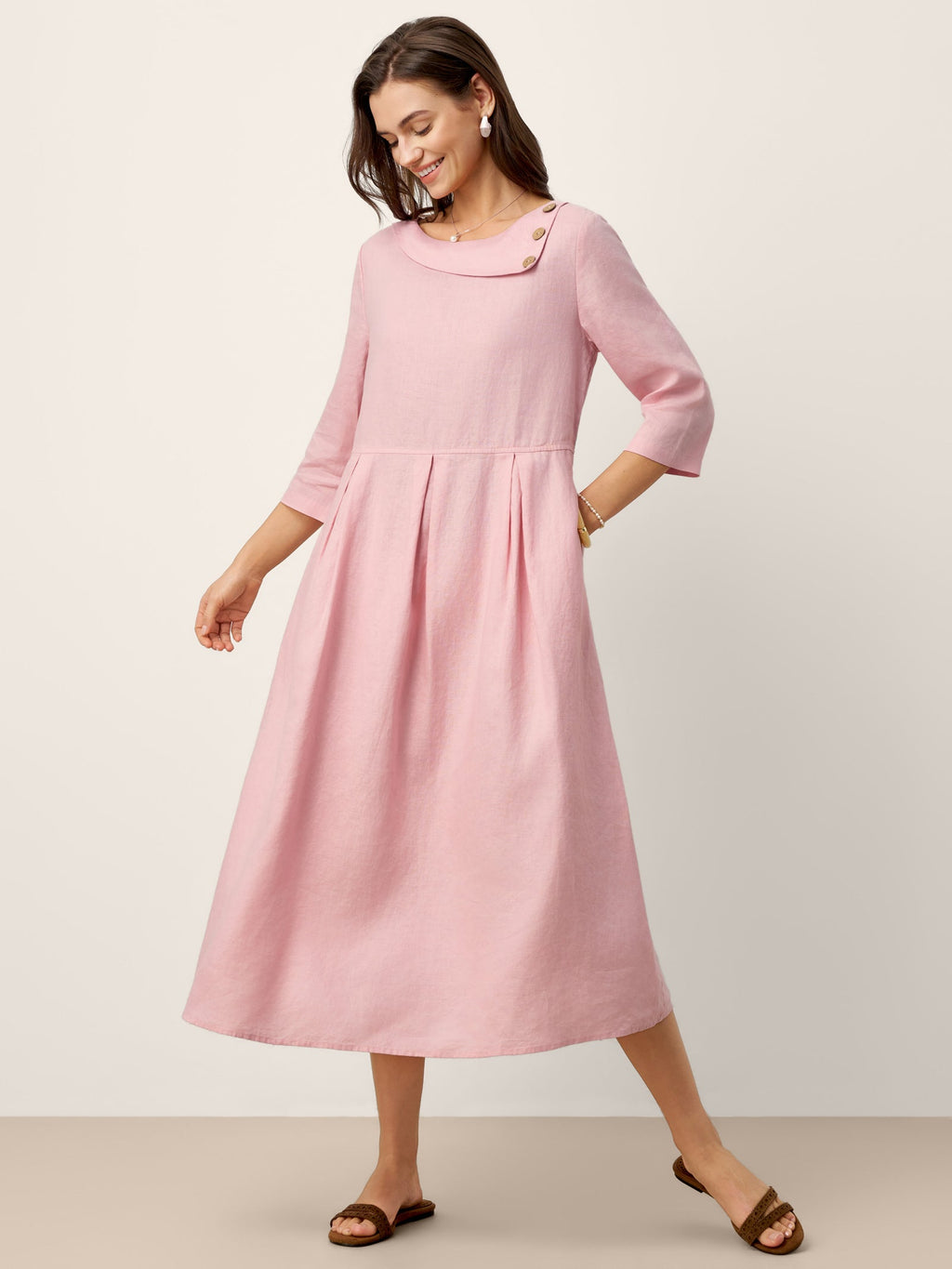 Robe mi-longue plissée en 100 % lin à col en croissant et boutons décoratifs à la taille GWENYTH