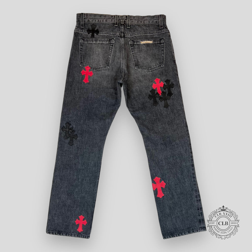 Jean Chrome Hearts à patchs croisés noir et rouge
