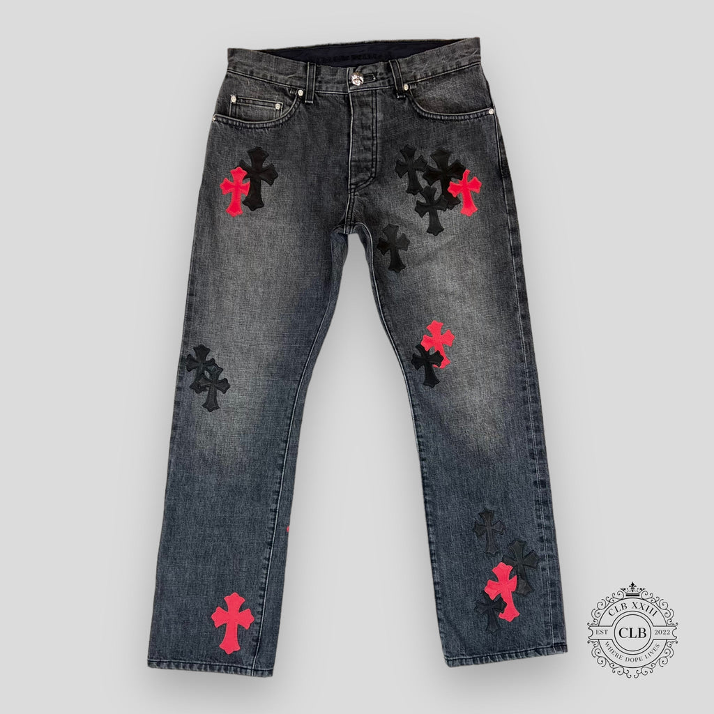 Jean Chrome Hearts à patchs croisés noir et rouge