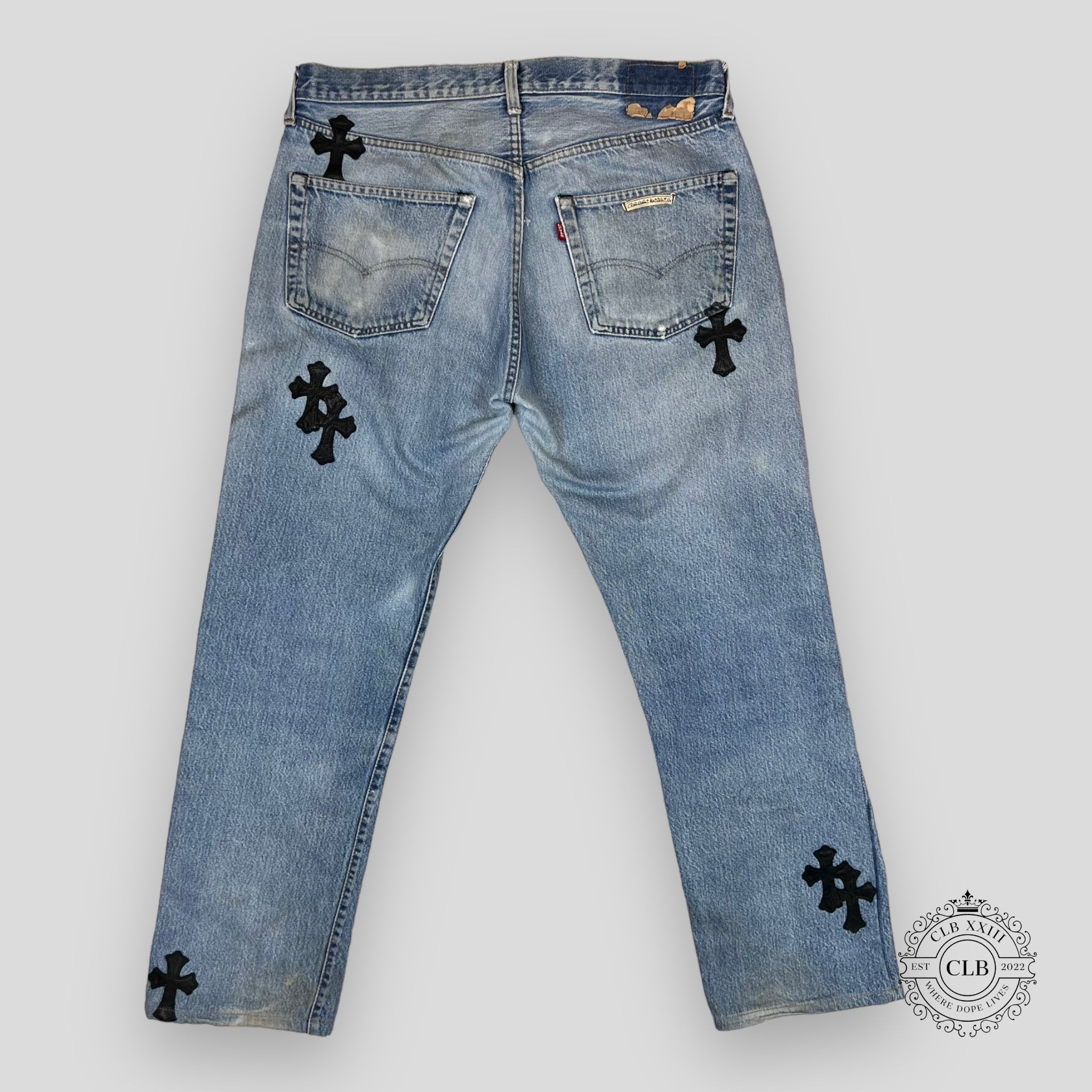 CHROME HEARTS JEAN EN DENIM REPARÉ AVEC PATCH CROIX LEVIS