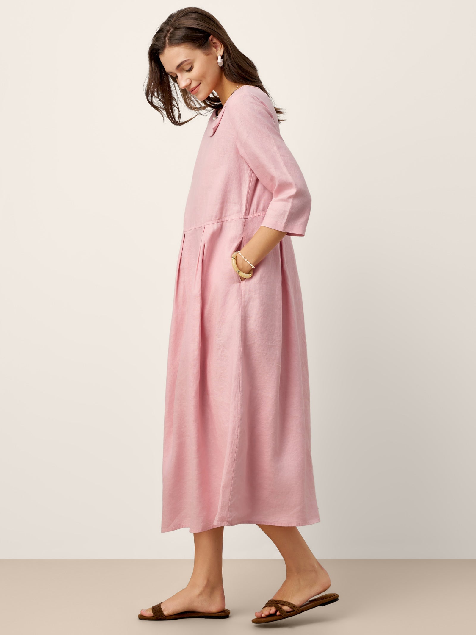 Robe mi-longue plissée en 100 % lin à col en croissant et boutons décoratifs à la taille GWENYTH