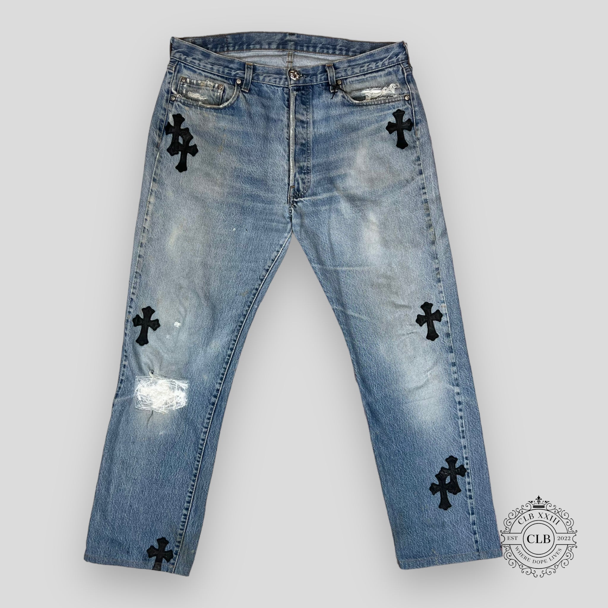 CHROME HEARTS JEAN EN DENIM REPARÉ AVEC PATCH CROIX LEVIS