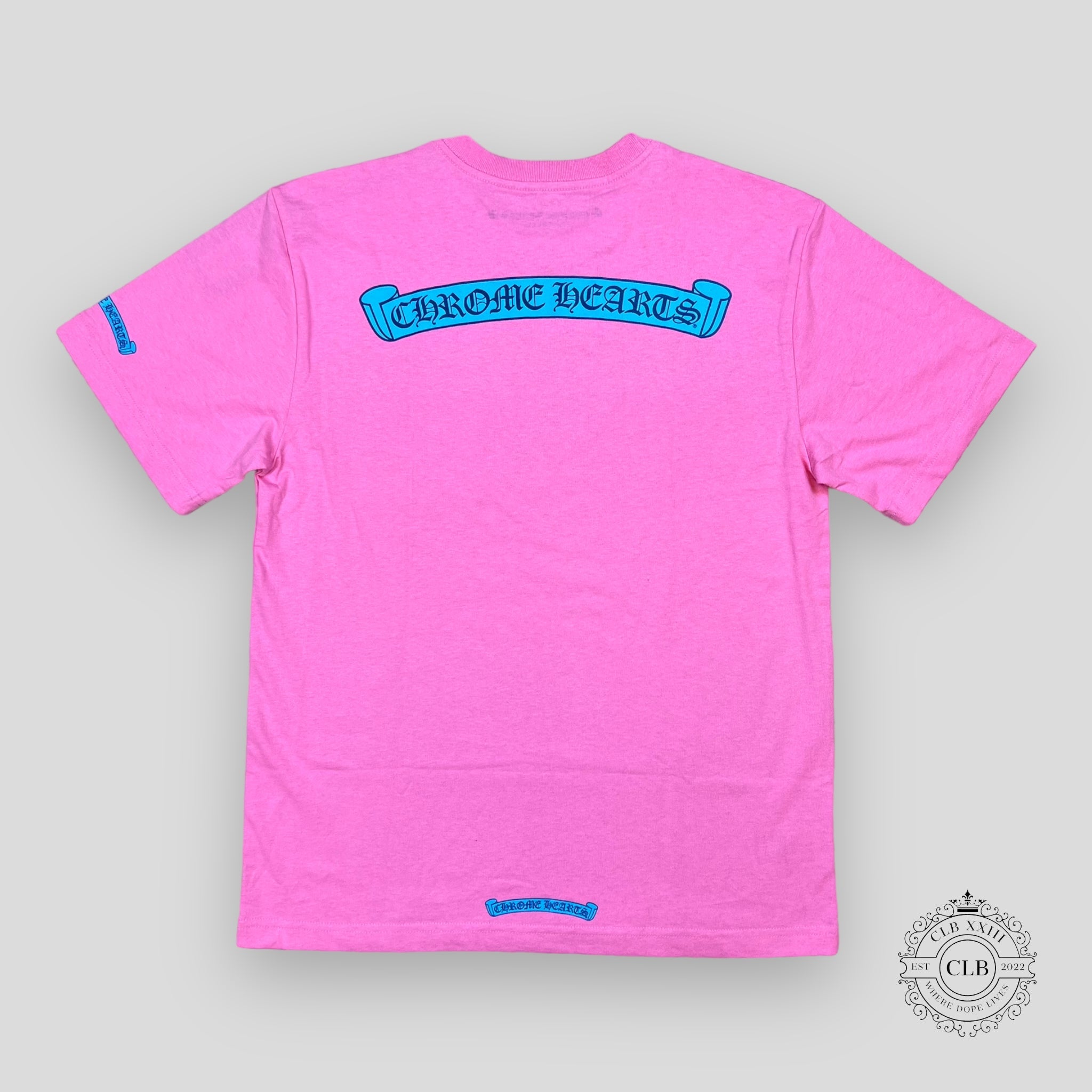 T-SHIRT CHROME HEARTS AVEC POCHE LOGO SCROLL - ROSE / BLEU