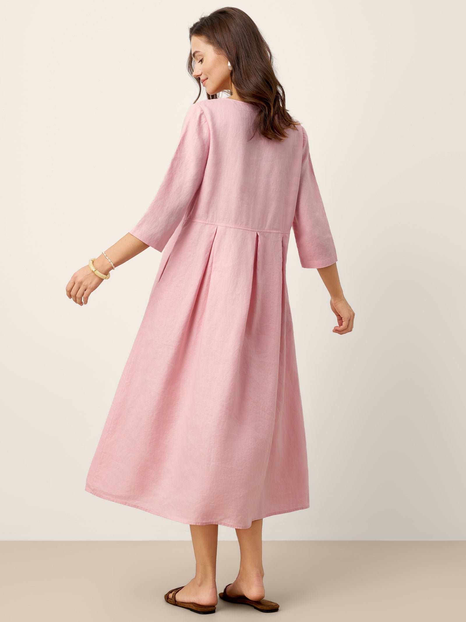 Robe mi-longue plissée en 100 % lin à col en croissant et boutons décoratifs à la taille GWENYTH