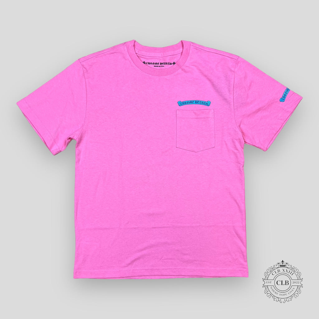 T-SHIRT CHROME HEARTS AVEC POCHE LOGO SCROLL - ROSE / BLEU