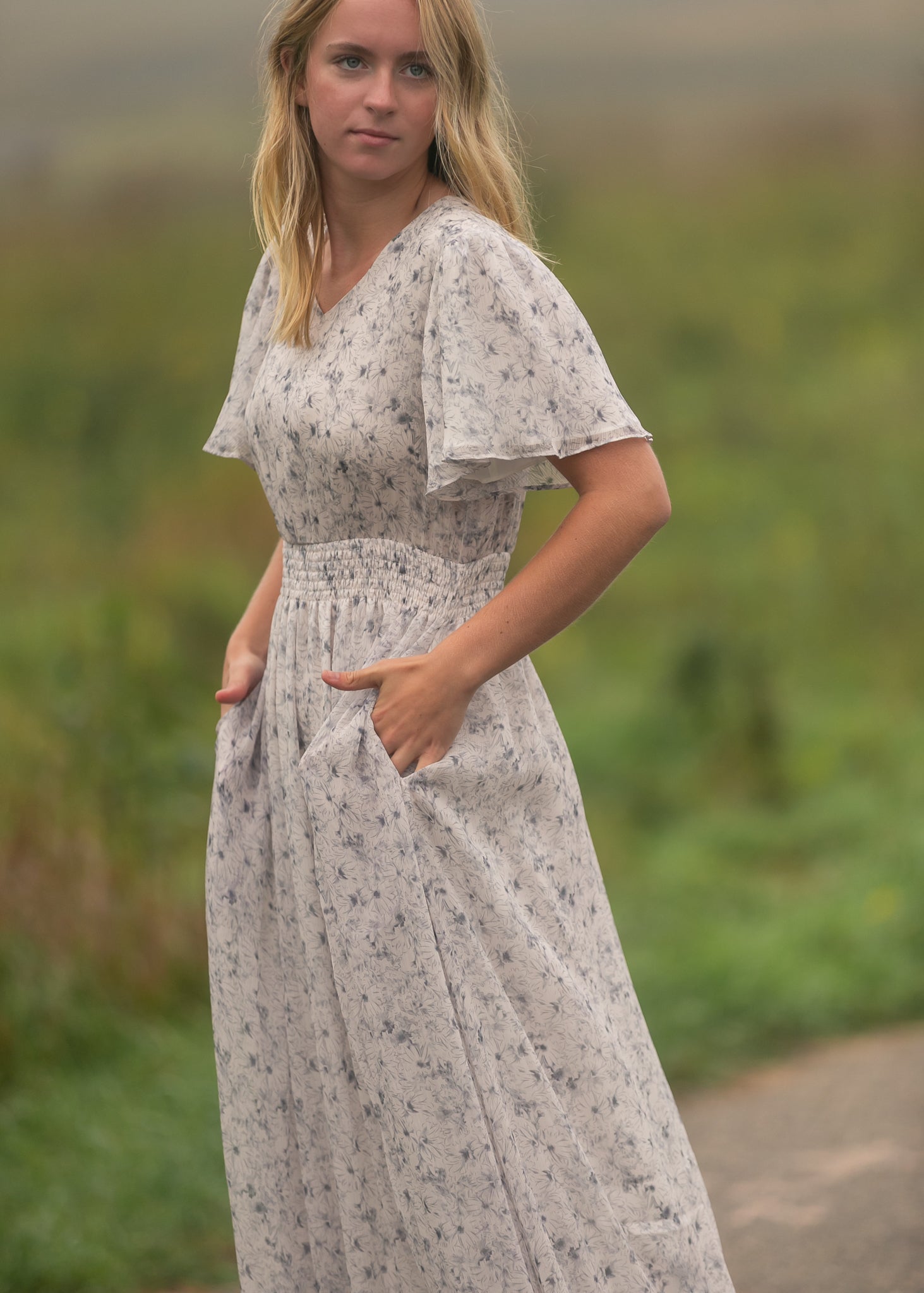 Robe longue en crêpe Isabella à col en V et imprimé fleuri