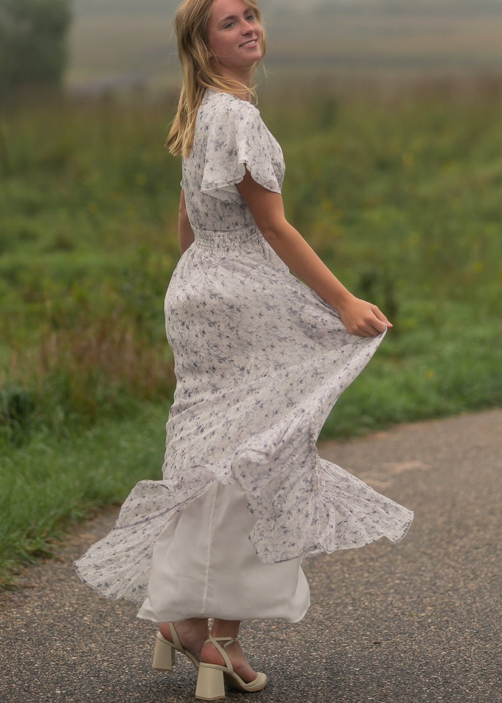 Robe longue en crêpe Isabella à col en V et imprimé fleuri