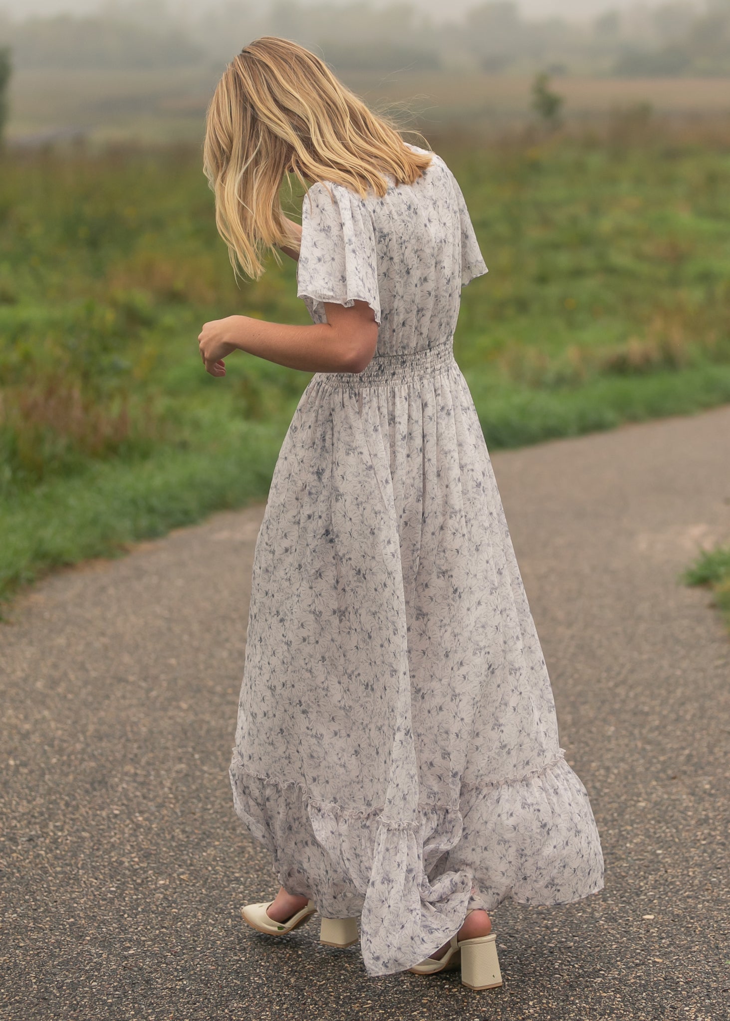 Robe longue en crêpe Isabella à col en V et imprimé fleuri
