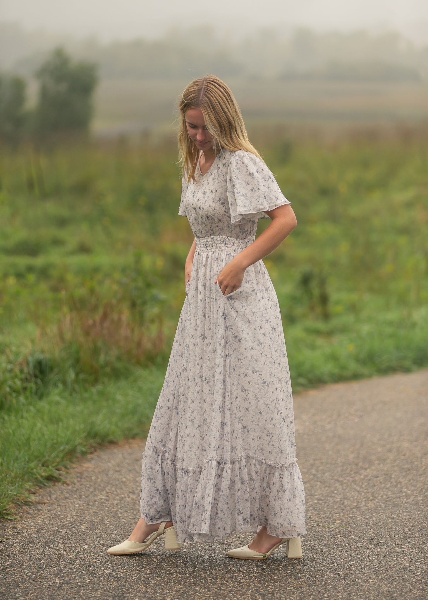 Robe longue en crêpe Isabella à col en V et imprimé fleuri