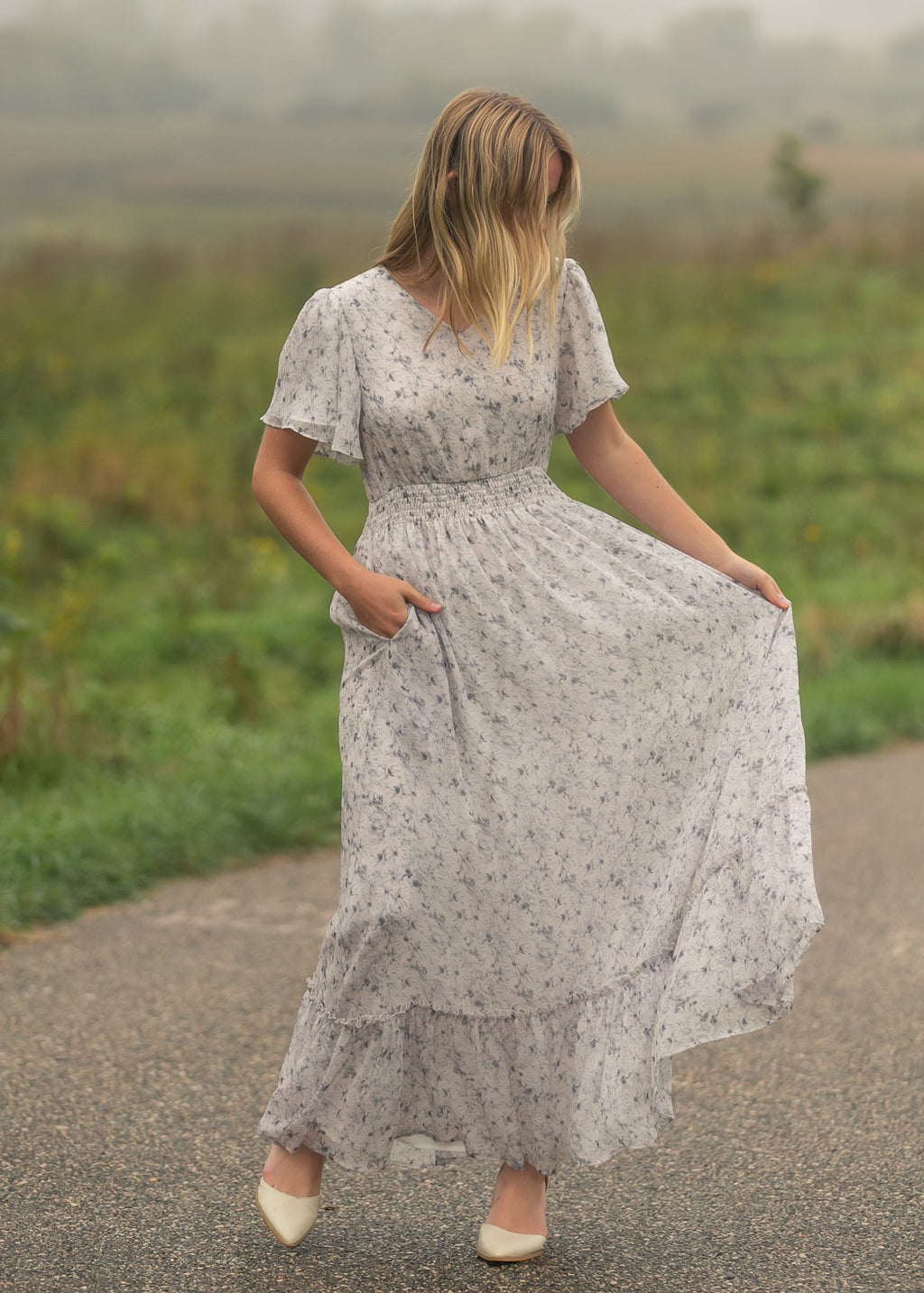 Robe longue en crêpe Isabella à col en V et imprimé fleuri