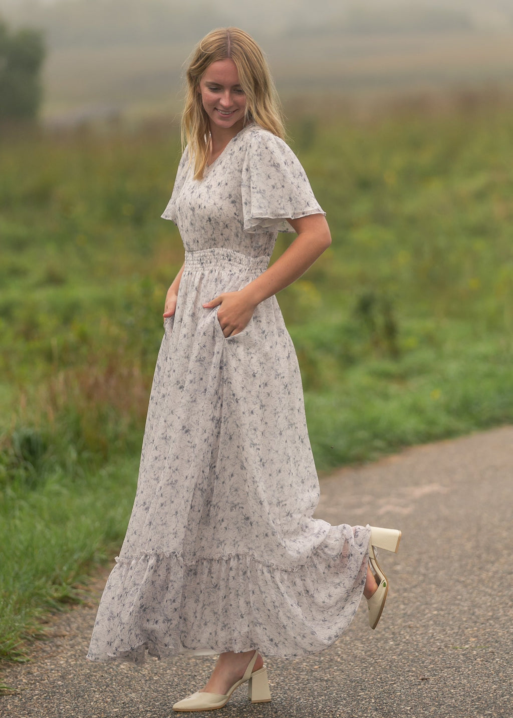Robe longue en crêpe Isabella à col en V et imprimé fleuri