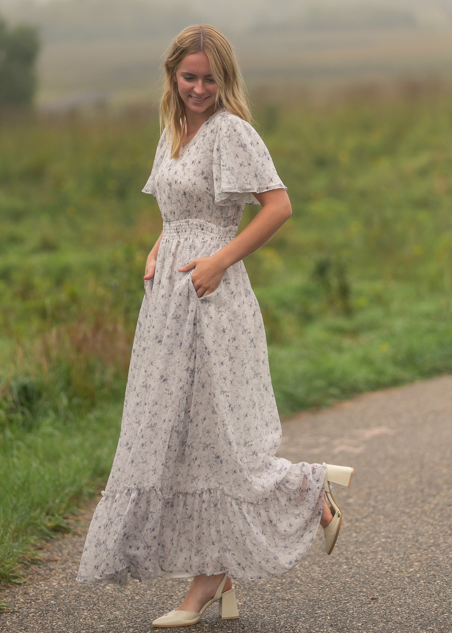 Robe longue en crêpe Isabella à col en V et imprimé fleuri