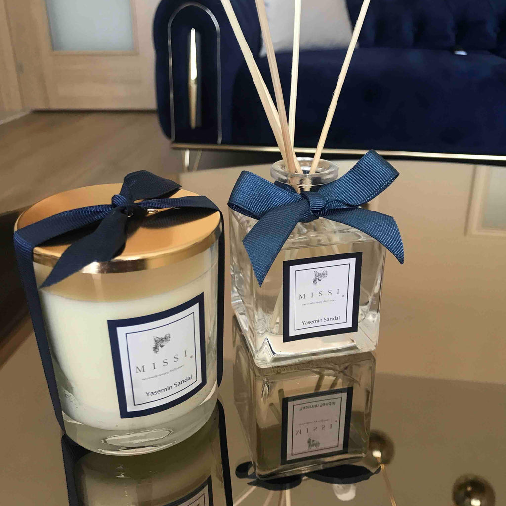 Bougie en Verre Parfumée au Jasmin avec Couvercle en Métal Doré  Bougies Parfumées Longue Durée dans un Récipient en Verre avec Couvercle en Métal Coulées à la Main Mélange de Soja Naturel Sans Additifs Sans Colorant