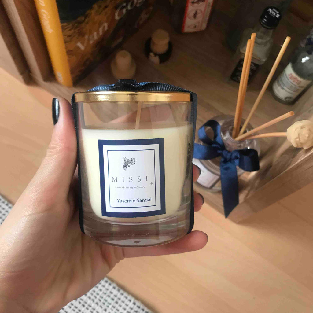 Bougie en Verre Parfumée au Jasmin avec Couvercle en Métal Doré  Bougies Parfumées Longue Durée dans un Récipient en Verre avec Couvercle en Métal Coulées à la Main Mélange de Soja Naturel Sans Additifs Sans Colorant