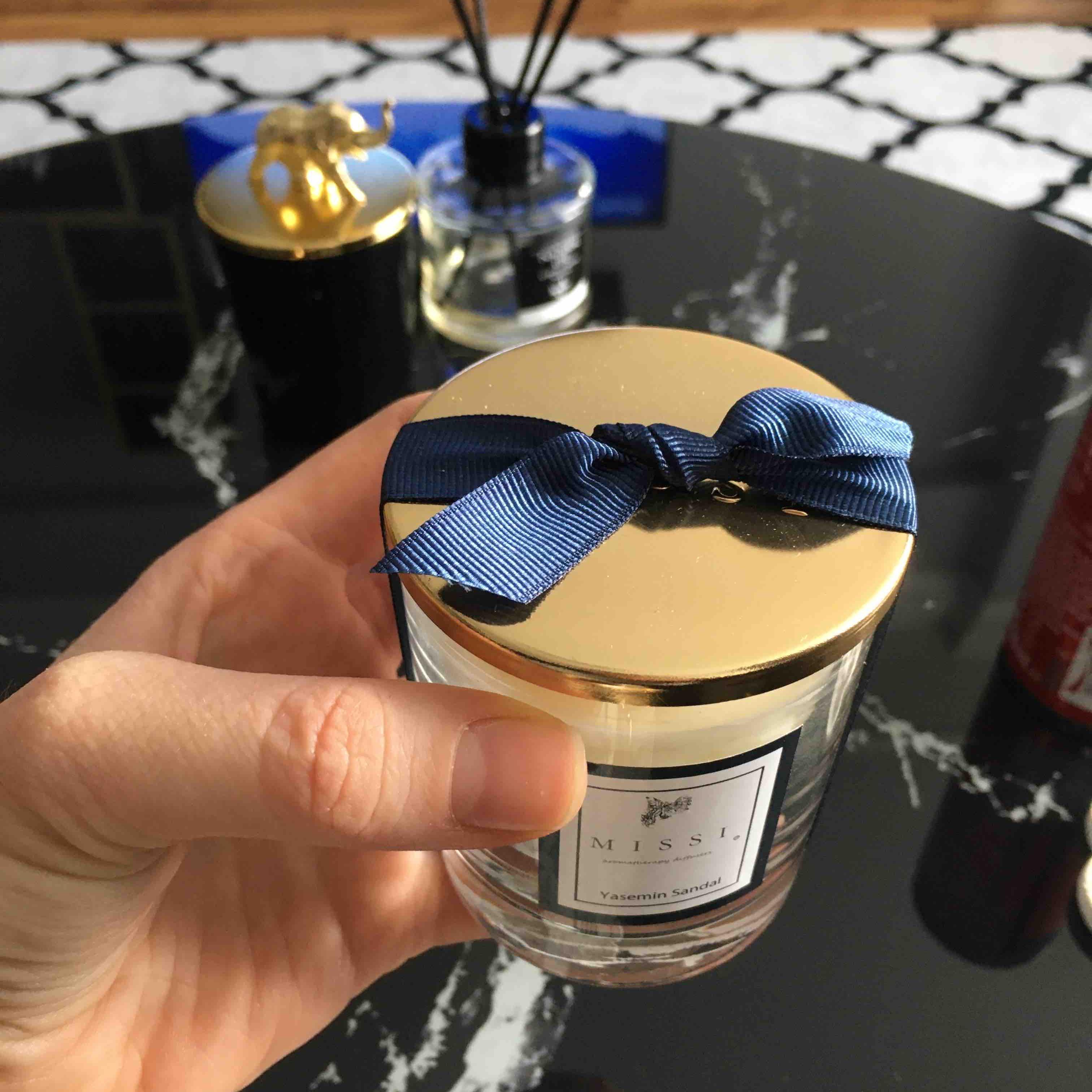 Bougie en Verre Parfumée au Jasmin avec Couvercle en Métal Doré  Bougies Parfumées Longue Durée dans un Récipient en Verre avec Couvercle en Métal Coulées à la Main Mélange de Soja Naturel Sans Additifs Sans Colorant