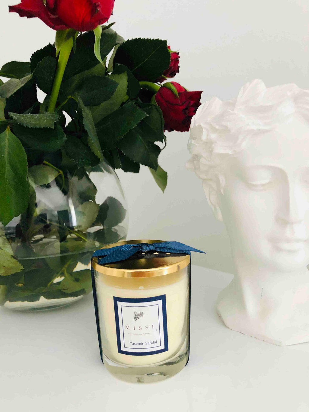 Bougie en Verre Parfumée au Jasmin avec Couvercle en Métal Doré  Bougies Parfumées Longue Durée dans un Récipient en Verre avec Couvercle en Métal Coulées à la Main Mélange de Soja Naturel Sans Additifs Sans Colorant