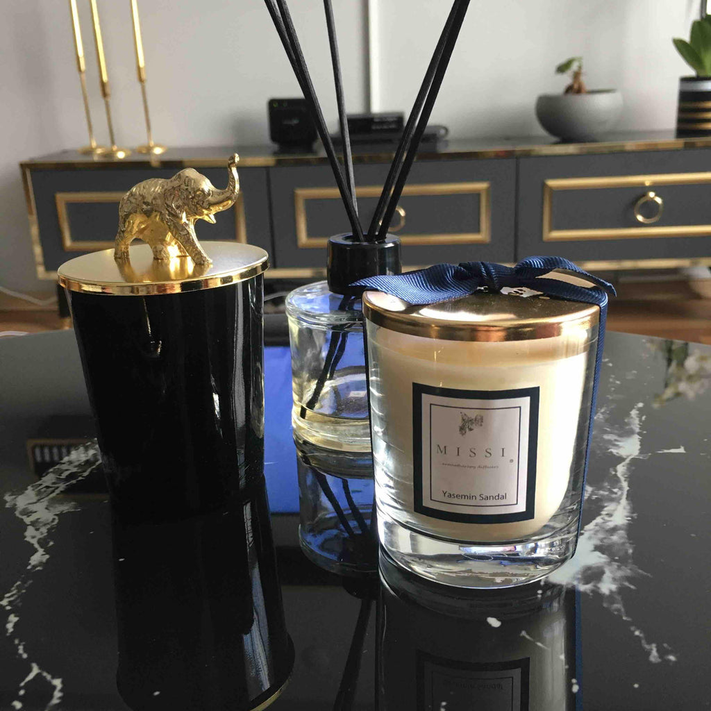 Bougie en Verre Parfumée au Jasmin avec Couvercle en Métal Doré  Bougies Parfumées Longue Durée dans un Récipient en Verre avec Couvercle en Métal Coulées à la Main Mélange de Soja Naturel Sans Additifs Sans Colorant