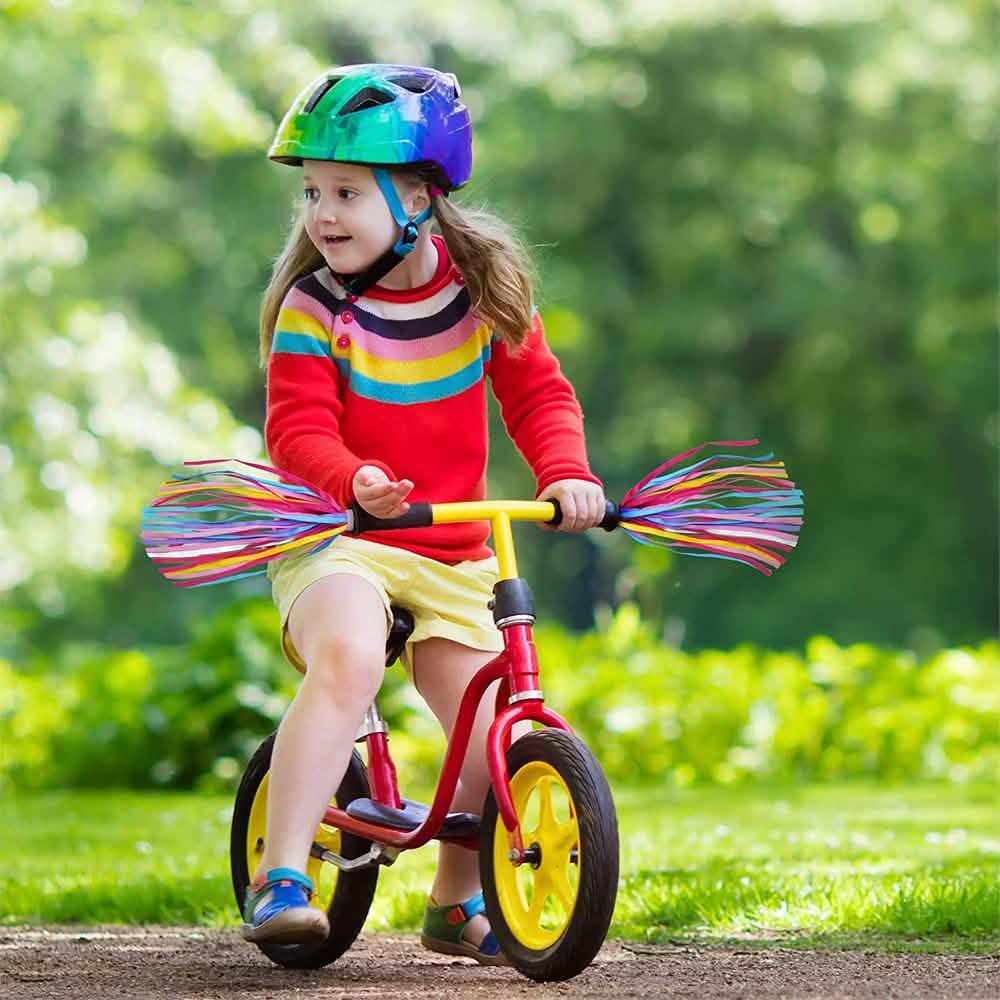 Trottinette ou vélo d'enfant avec pompon en ruban