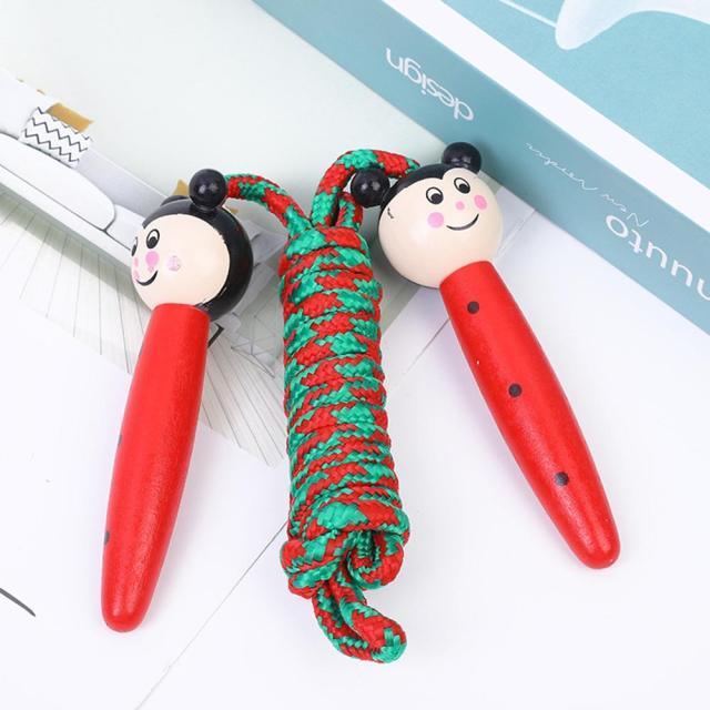 Cordes à sauter pour enfants avec poignées en bois Tressées, sans enchevêtrement, pour le fitness et le sport. Corde à sauter en coton réglable avec poignée en bois, cadeau d'anniversaire ou de Noël, souvenir scolaire pour garçons, filles, étudiants.