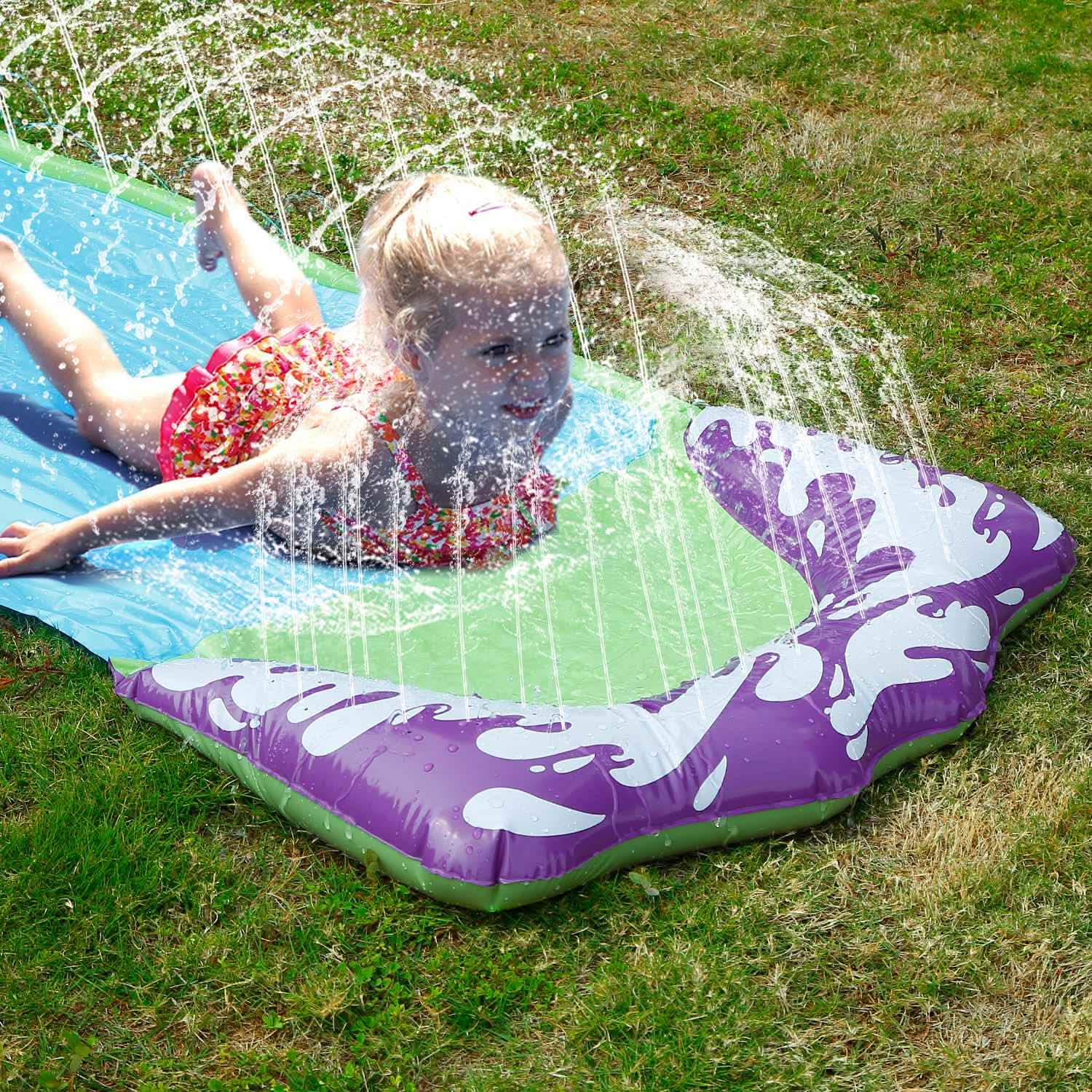 Glissade d'eau simple pour enfants - Planche à voile, course, éclaboussures, arroseur