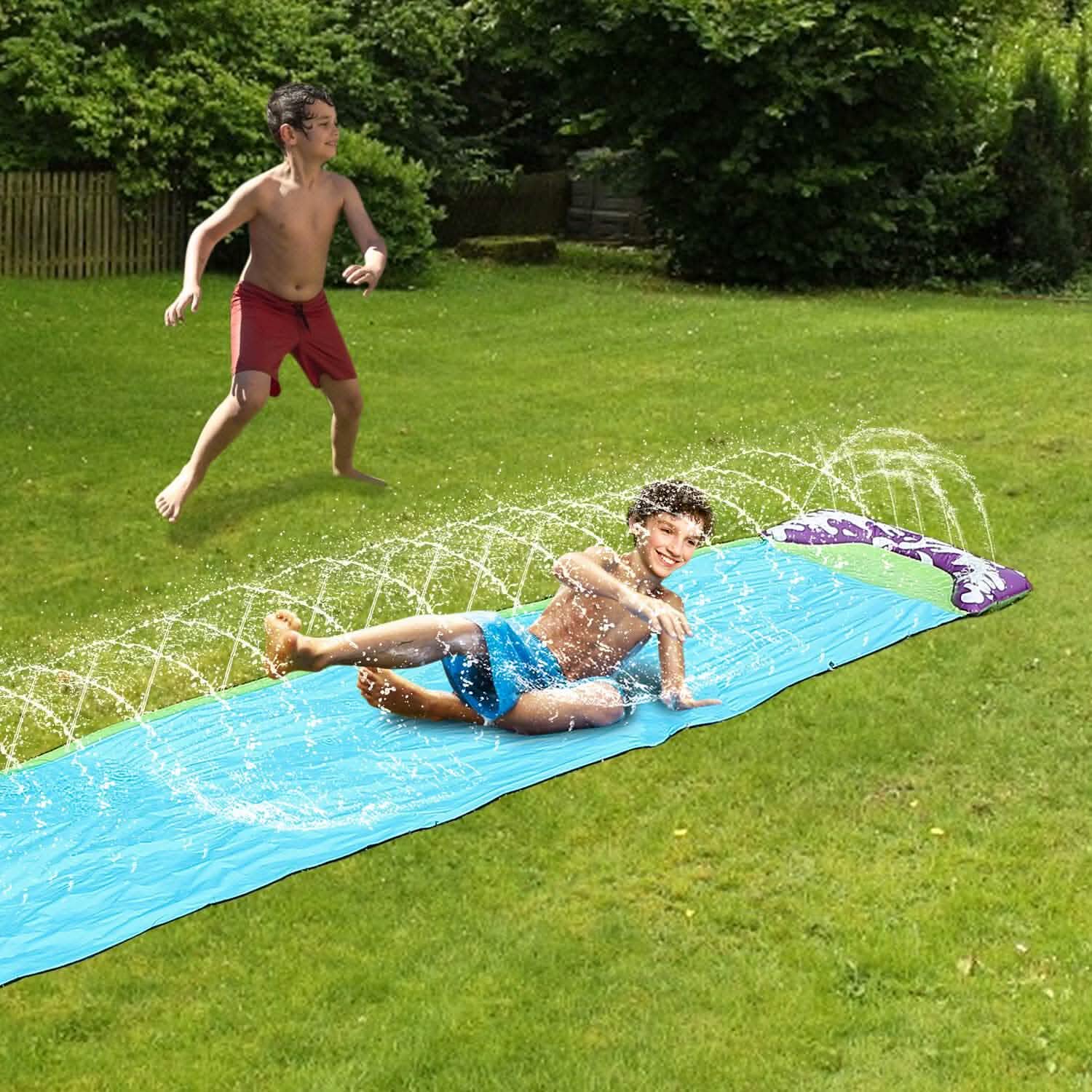 Glissade d'eau simple pour enfants - Planche à voile, course, éclaboussures, arroseur