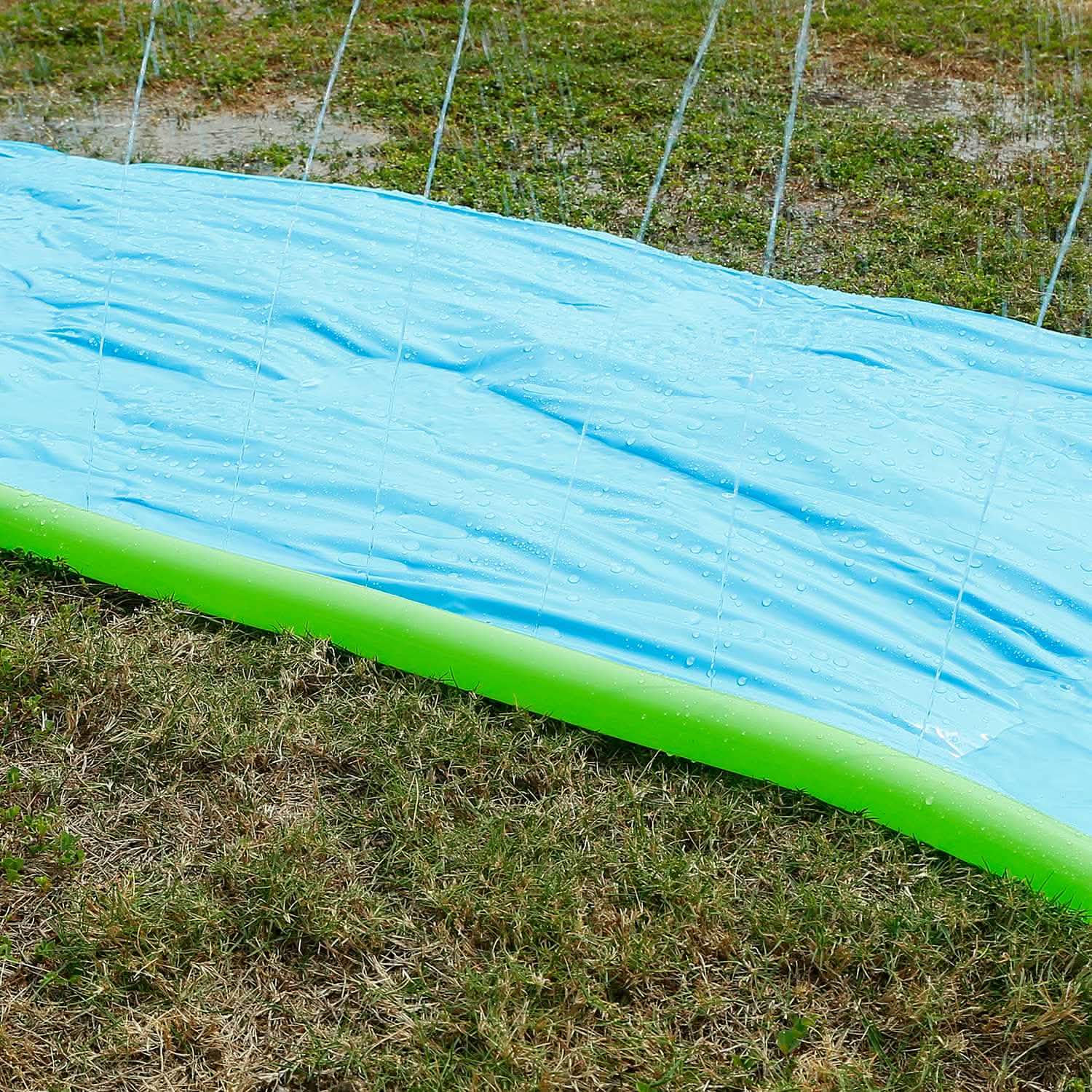 Glissade d'eau simple pour enfants - Planche à voile, course, éclaboussures, arroseur