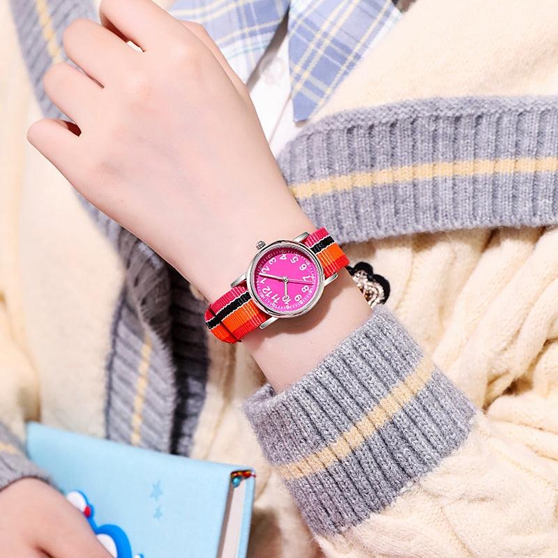 Montre pour enfants, bracelet en nylon multicolore, cadeau pour enfants, étudiants, montre analogique facile à lire, première montre pour enfants, montre-bracelet quotidienne pour garçons et filles avec bracelet en tissu doux