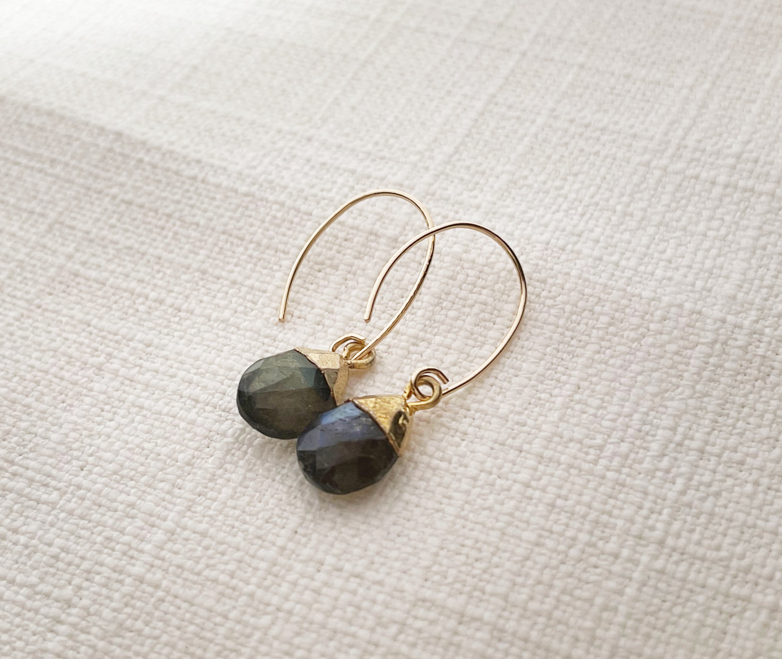 Boucles d'oreilles pendantes en labradorite éclat bleu