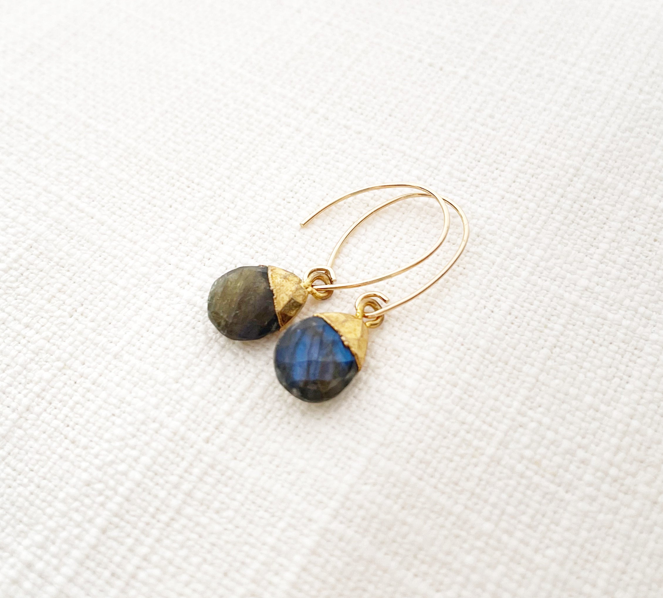 Boucles d'oreilles pendantes en labradorite éclat bleu