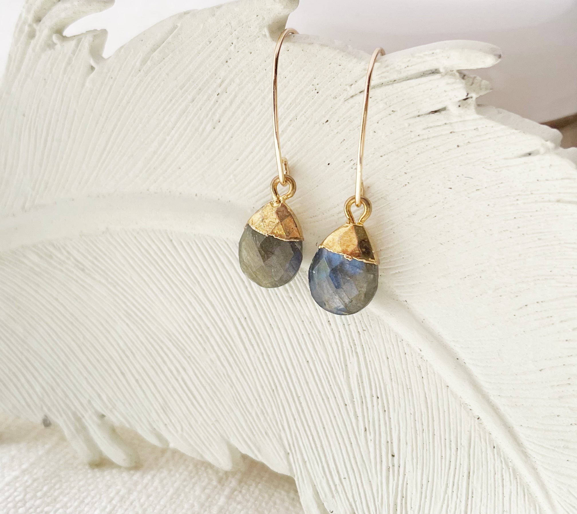Boucles d'oreilles pendantes en labradorite éclat bleu
