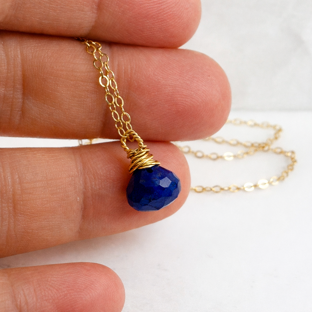Collier Briolette Lapis-lazuli – Plaqué or 14 carats – Pendentif pierre précieuse monté à la main