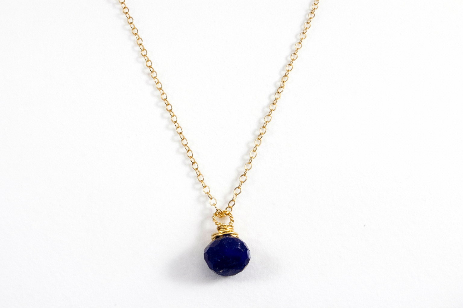 Collier Briolette Lapis-lazuli – Plaqué or 14 carats – Pendentif pierre précieuse monté à la main