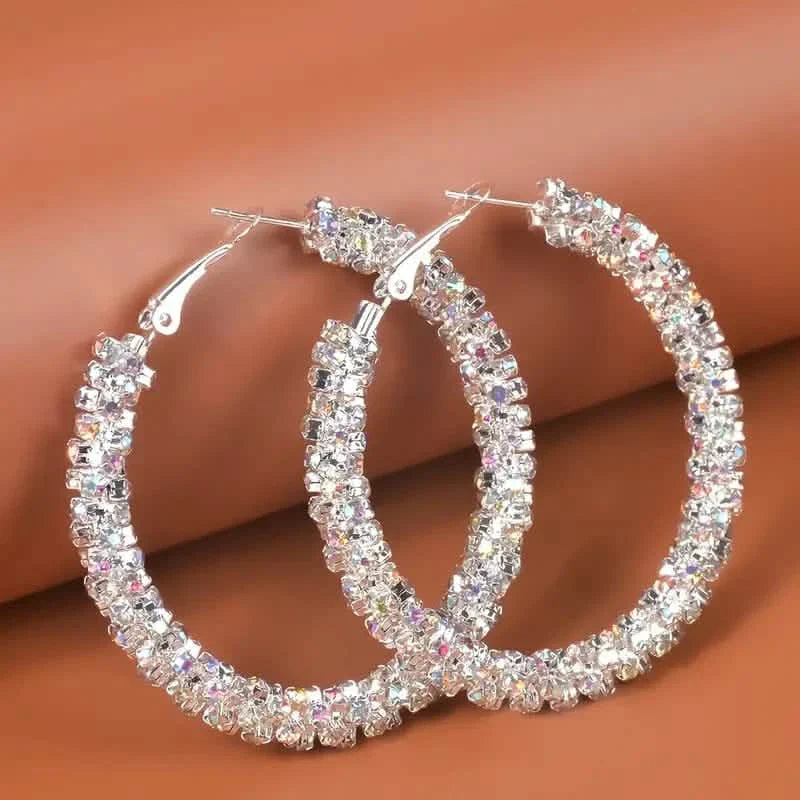 Grandes créoles argentées entièrement ornées de strass