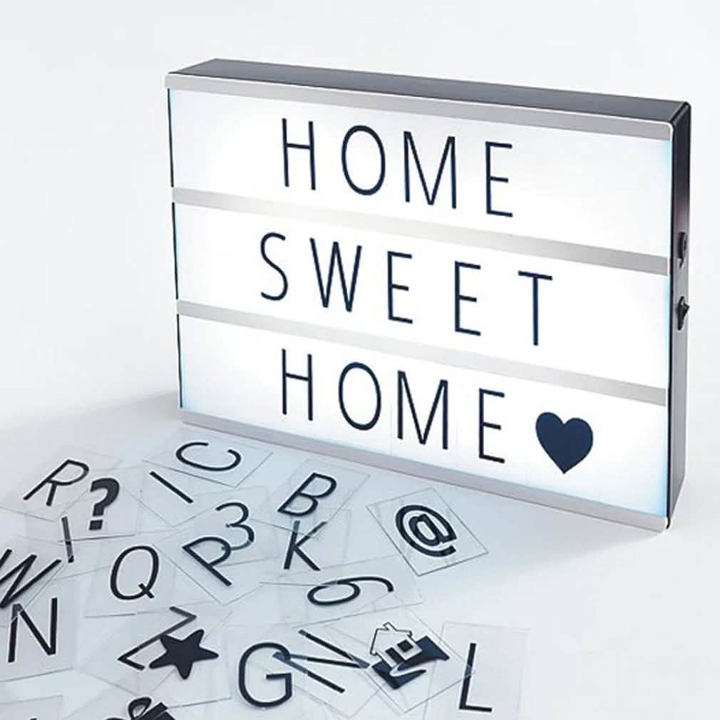 Boîte lumineuse avec tuiles de lettres et de chiffres