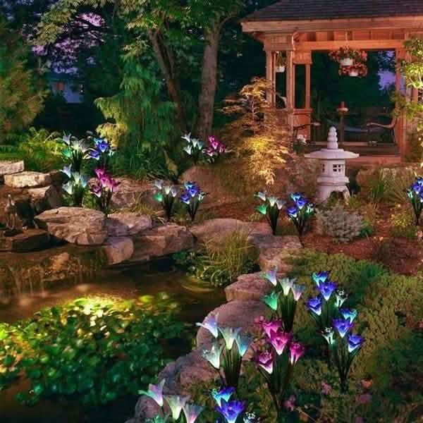 Lampes solaires à LED multicolores en forme de fleur de lys